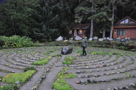 Percorrendo o longo caminho do labiribto, no St Tereze Sanctuary, em Juneau, a capital do Alaska